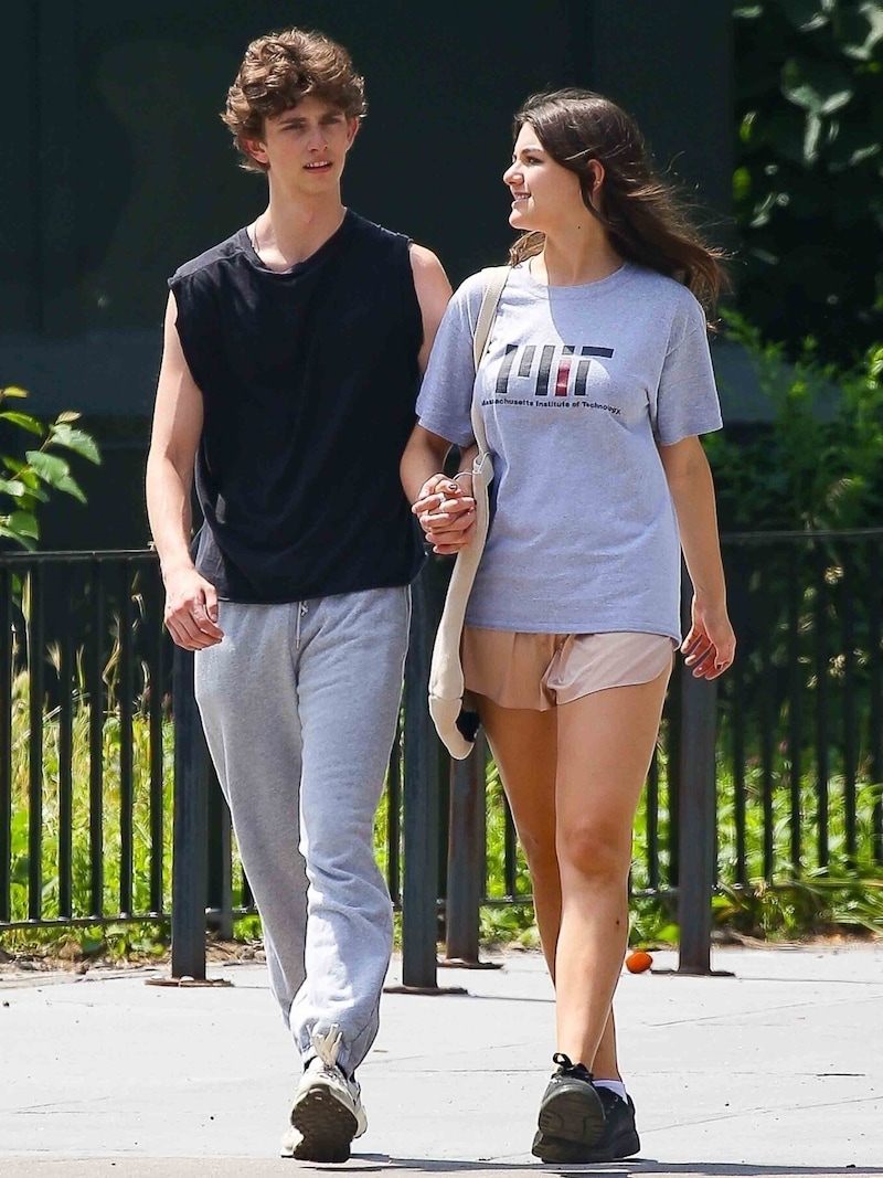 Suri Cruise on a romantic stroll through New York's Central Park with her boyfriend Toby Cohen (Bild: Photo Press Service)