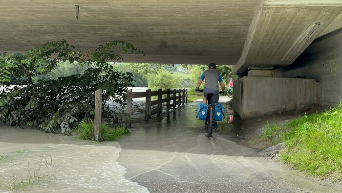 Teilweise ging der Inn auch schon über. So wie hier bei Rotholz auf einen Fahrradweg.