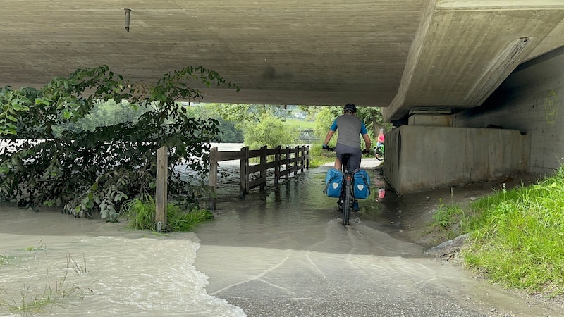 Teilweise ging der Inn auch schon über. So wie hier bei Rotholz auf einen Fahrradweg. (Bild: ZOOM Tirol/Krone KREATIV)