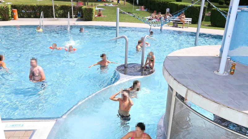 The assaults are said to have occurred at the outdoor pool in Traiskirchen. (Bild: Reinhard Judt/Krone KREATIV)