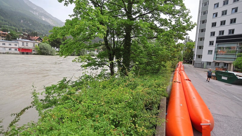 Flood protection elements have already been set up at the Kettenbrücke Sanatorium, among other places. (Bild: Birbaumer Christof/Krone KREATIV)