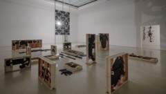 Franz Kapfers Atlanten aus Waffen in der Halle für Kunst  (Bild: kunst-dokumentation.com)