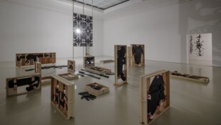 Franz Kapfers Atlanten aus Waffen in der Halle für Kunst  (Bild: kunst-dokumentation.com)