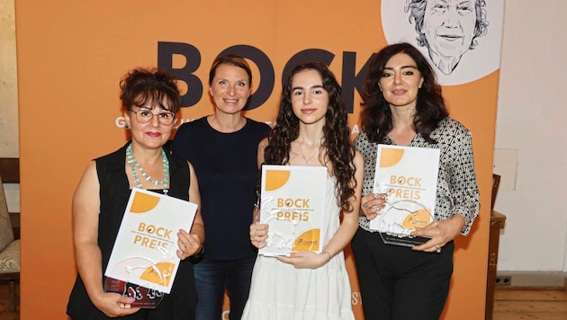 Jurorin Barbara Stöckl (2. v. li.) mit den Preisträgerinnen des diesjährigen Bock Preises (v. ...