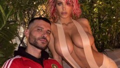 Bianca Censori trug bei der Geburtstagsparty ihres Stylisten lediglich zwei Tape-Streifen über ihrem Dekolleté.  (Bild: instagram.com/fatalbert69)