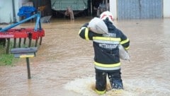 Mittlerweile jedes Jahr, so wie hier im Sommer 2023, stehen die steirischen Florianis im Kampf gegen das Hochwasser (Bild: Pail Sepp/Sepp Pail)