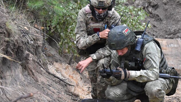 Tatbikatın ilk bölümünde birlikler belirlenen manevra alanlarına konuşlandırılacak ve buralardaki mevzilerini tahkim edecekler. (Bild: AFP/Handout / TELEGRAM / @modmilby / AFP)