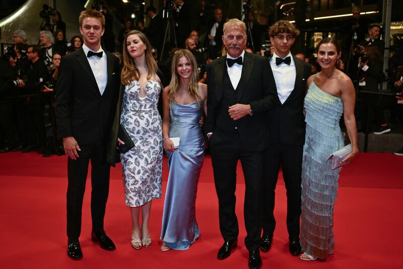 Kevin Costner mit seinen fünf Kindern bei den Filmfestspielen in Cannes. (Bild: AFP/APA/CHRISTOPHE SIMON)