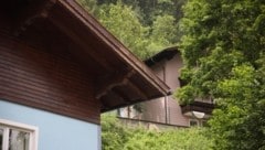 Rechts das Flüchtlingsheim Hallein. Links unterhalb das Nachbarhaus, in dem der Knall vernommen worden sein soll. (Bild: Tröster Andreas)