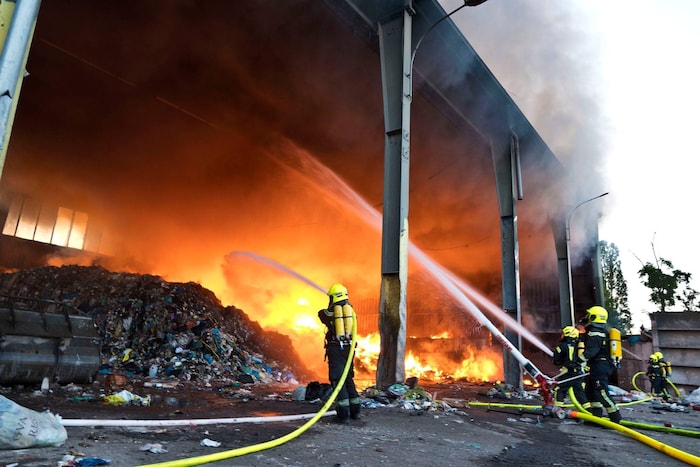 In Traiskirchen in the district of Baden, firefighters battled the flames in a warehouse