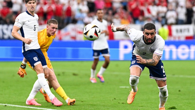 Kyle Walker (r.) musste sein Schuhwerk wechseln. (Bild: AFP)