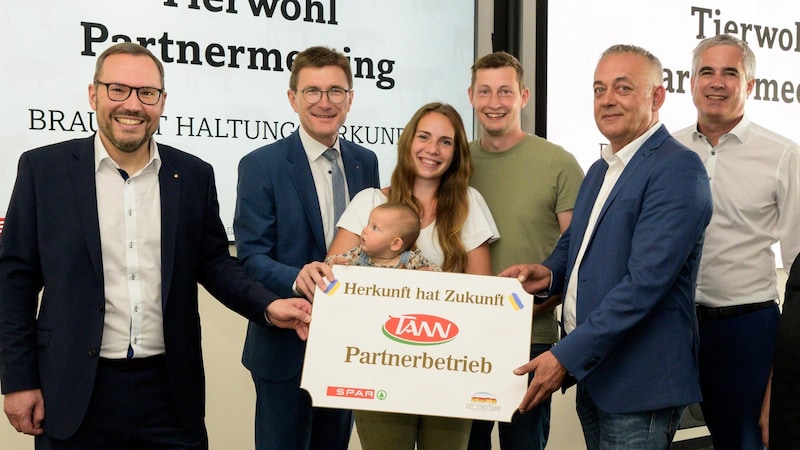 Meeting in St. Pölten: Spar managing director Alois Huber, Tann manager Leopold Scharmer (left), managing director Werner Habermann (right) and chairman Franz Rauscher (2nd from right) from the producer association Gut Streitdorf and the Kreuzer family from Krottendorf. (Bild: Molnar Attila)