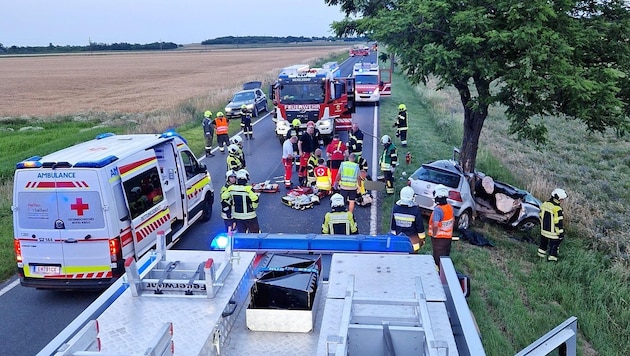 Nickelsdorf ve Zurndorf itfaiye ekipleri ve Kızıl Haç hemen kaza mahalline intikal etti. (Bild: FF Zurndorf)