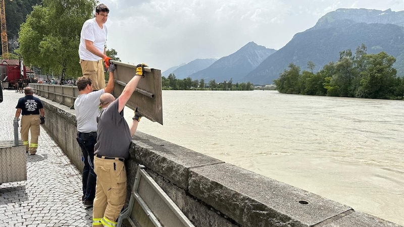 Flood protection was installed in Rattenberg on Friday. (Bild: ZOOM Tirol)