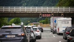 Bald Sommer-Pause: Blockabfertigung vor Ofenauer- und Hieflertunnel (Bild: Scharinger Daniel)