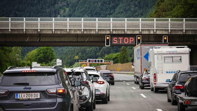 Bald Sommer-Pause: Blockabfertigung vor Ofenauer- und Hieflertunnel (Bild: Scharinger Daniel)