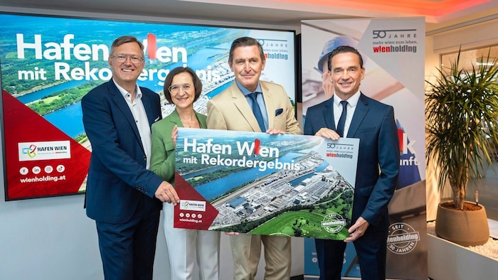 Wiener Hafen-Chefs Fritz Lehr und Doris Pulker-Rohrhofer, Stadtrat Peter Hanke (SPÖ) und Wien ...
