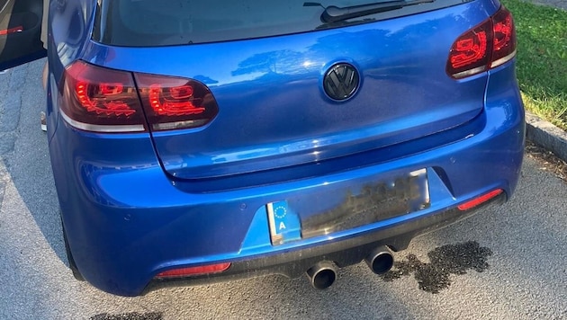 Laut knallte es aus dem Auspuff des VW Golf in den frühen Morgenstunden. Dieser Bitte um Beachtung kamen die Exekutivbeamten natürlich nach. (Bild: zVg)