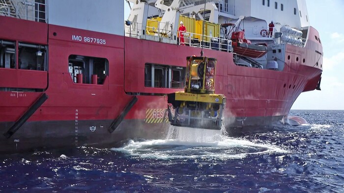 With the help of a diving robot (center), a collection of amphorae was discovered at a depth of 1.8 kilometers.