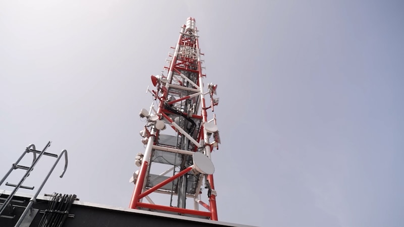 Der Antennenmast bildet die höchste Spitze auf dem DC-Tower. (Bild: krone.tv)