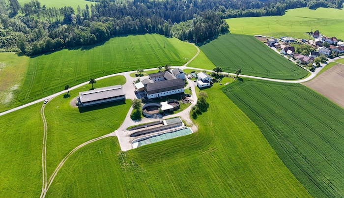 The tragedy happened during stable work on the farm in Kirchberg ob der Donau.