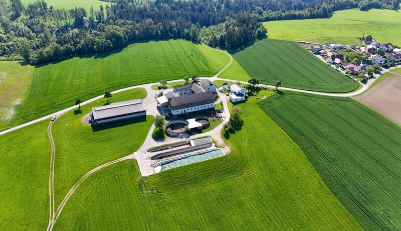 A tragédia a Kirchberg ob der Donau-i farmon istállózási munkálatok közben történt. (Bild: Dostal Harald)