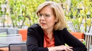 Mit Vehemenz verteidigt Leonore Gewessler ihr umstrittenes Ja zum Renaturierungsgesetz.