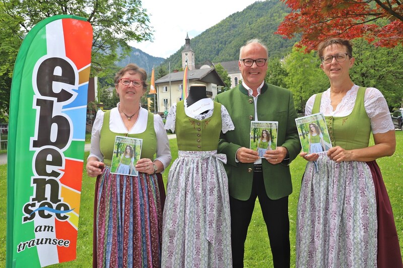 Bürgermeisterin Sabine Promberger, Vize-Bürgermeisterin Franziska Zohner-Kienesberger im neuen Ebenseer Dirndl, mit Direktor Herbert Mittendorfer (Bild: Hörmandinger Marion/Marion Hörmandinger)