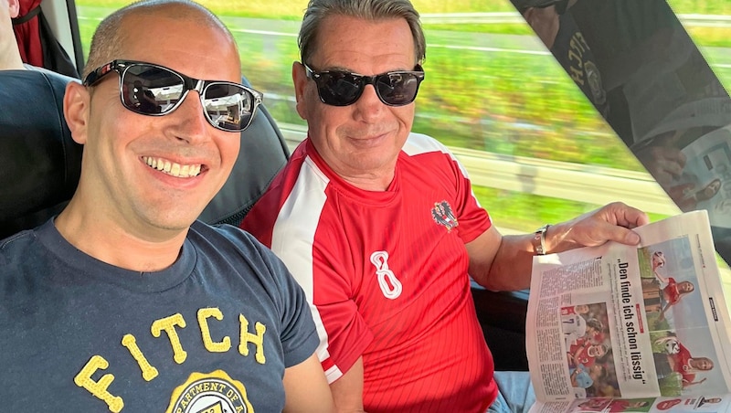 Karim (left) and Michael read the EURO-Extra of the "Krone" during the journey. (Bild: Philipp Scheichl)