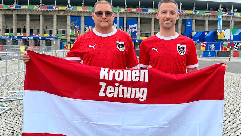 Die „Krone“-Gewinner Rene (re.) und Thomas vor dem Olympiastadion. (Bild: Philipp Scheichl)