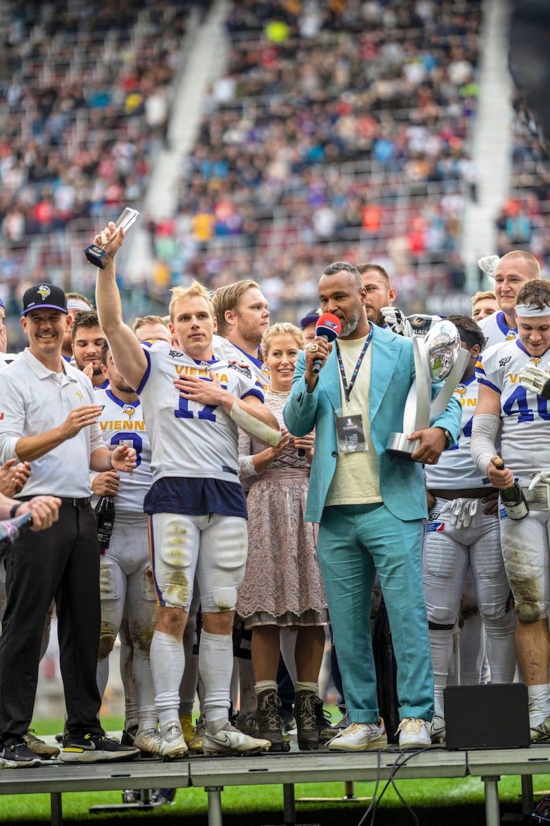 Beim Titelgewinn 2022 war Linnainmaa (mit Pokal) der wertvollste Spieler. (Bild: European League of Football)