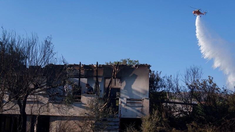 Firefighting aircraft in Greece (Bild: AP/Petros Giannakouris)