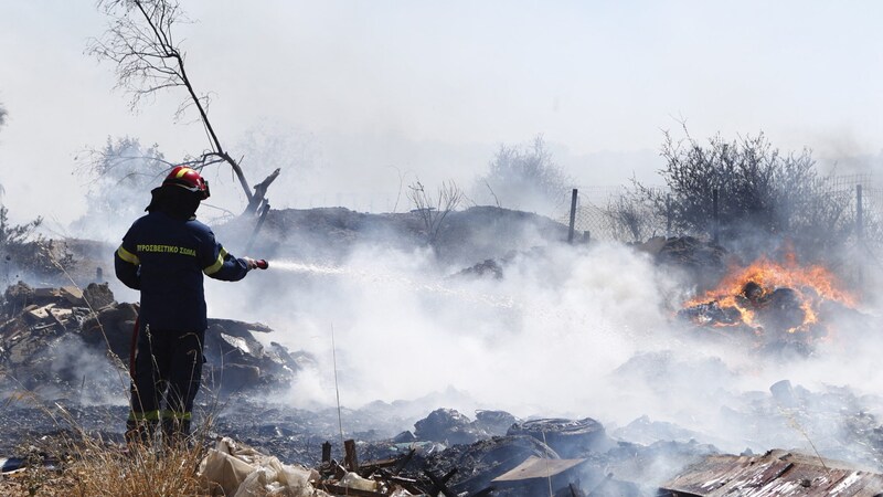 Tűzoltó (Bild: AFP/Sotiris Dimitropoulos)