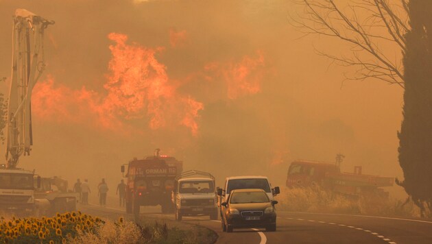 At least eleven people have died in forest fires in south-eastern Turkey. (Bild: AP/Sercan Ozkurnazli)