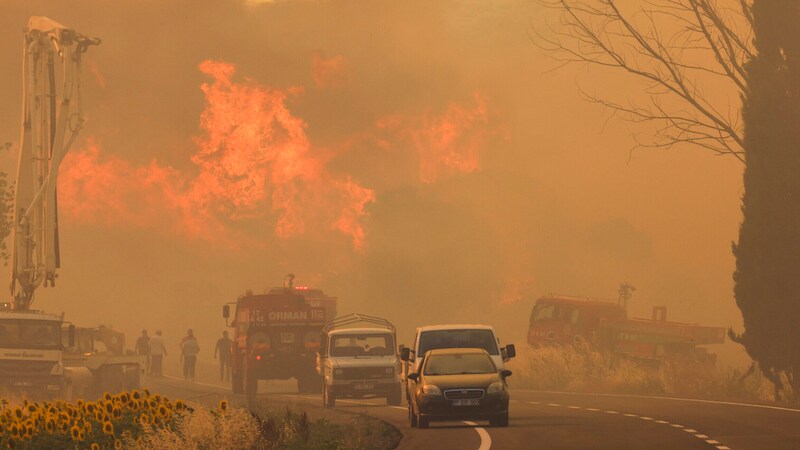 Yangın Cuma günü söndürüldü. (Bild: AP/Sercan Ozkurnazli)