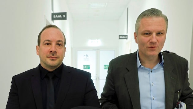 Florian Teichtmeister and his lawyer Manfred Arbacher-Stöger at the Vienna Labor and Social Court at the beginning of May (Bild: Holl Reinhard)