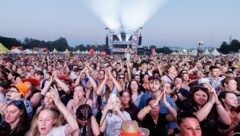 Auch wenn bereits einige Leute unterwegs waren, hielt sich der Zulauf zum 4,5 Kilometer langen Festgelände auch mit Fortschreiten des Nachmittags in Grenzen. Im Bild: Konzert am Donauinselfest im Jahr 2023 (Bild: APA/FLORIAN WIESER)