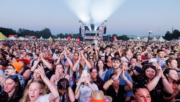 Even though some people were already out and about, the influx of people to the 4.5-kilometre-long festival site remained limited as the afternoon progressed. Picture: Concert at the Danube Island Festival in 2023 (Bild: APA/FLORIAN WIESER)