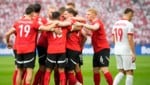 Riesenjubel bei den Österreichern – der so wichtige 1. Sieg bei der EM ist eingefahren! (Bild: AP/Associated Press)