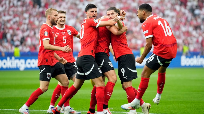 Austria's players celebrate Trauner. (Bild: AP ( via APA) Austria Presse Agentur/ASSOCIATED PRESS)