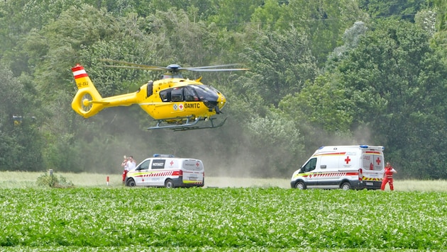 A sérült férfit mentőhelikopterrel szállították a kórházba. (Bild: zoom.tirol)