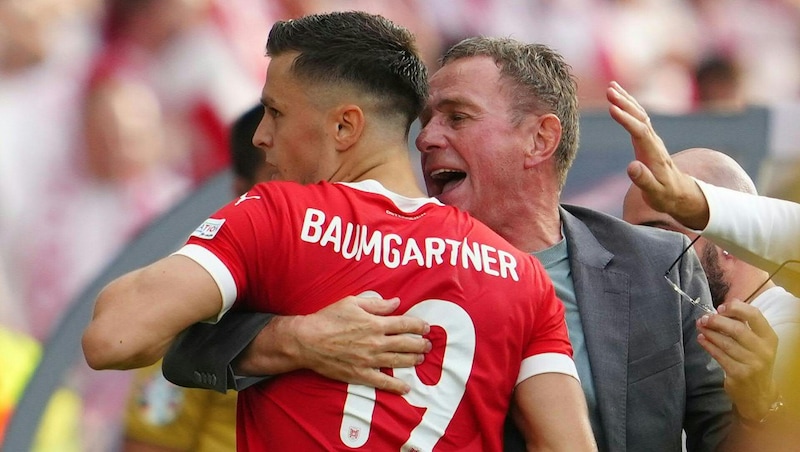 Baumgartner cheers the team boss's glasses off his face. (Bild: APA/GEORG HOCHMUTH)