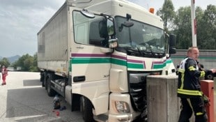 Aus bislang unbekannter Ursache wurde ein Poller für den Lkw zum unüberwindbaren Hindernis.