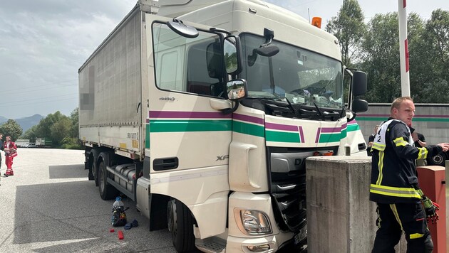 For reasons as yet unknown, a bollard became an insurmountable obstacle for the truck. (Bild: zoom.tirol)