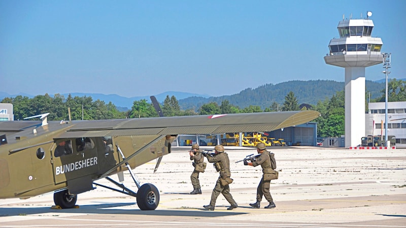 "Schutzschild 24" adlı geniş çaplı tatbikat sırasında son günlerde Klagenfurt Havaalanı'nda da eğitimler yapıldı. (Bild: Bundesheer/Martin Eiper)