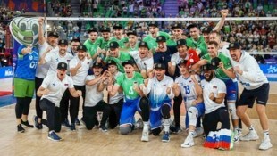 Trainer Gianni Cretu (mittlere Reihe, Dritter von rechts) feierte mit Sloweniens Volleyballern die Olympia-Qualifikation. (Bild: FIVB)