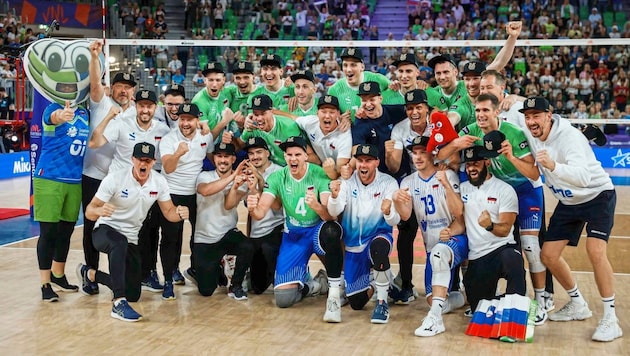 Trainer Gianni Cretu (mittlere Reihe, Dritter von rechts) feierte mit Sloweniens Volleyballern die Olympia-Qualifikation. (Bild: FIVB)