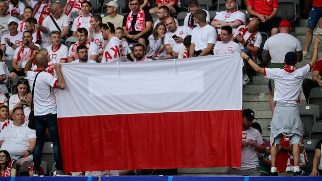 Ein polnischer Fan stürzte aus rund drei Meter Höhe ab. (Bild: AFP or licensors)
