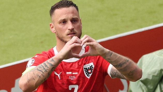 Marko Arnautovic forms a heart with his hands for his family in the stands. (Bild: AFP or licensors)