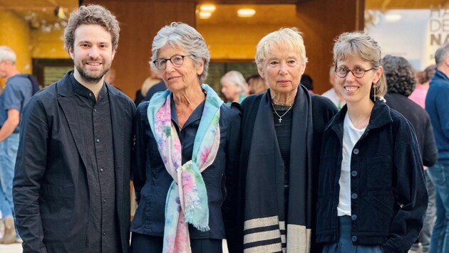 Die beiden Veranstalter Benjamin Herzl und Marlene Lübke-Ahrens jeweils außen am Bild. Cecily Corti kam mit buntem Schal, Catherine von Sydow blieb lieber klassisch. (Bild: Petra Rautenstrauch)